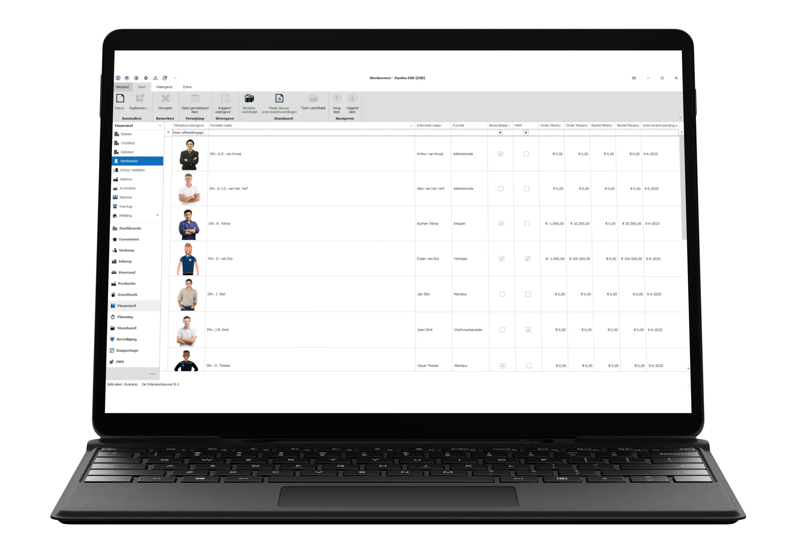 Laptop met ERP-scherm waarin een personeelslijst zichtbaar is met foto's, namen, functies, beoordelingen en salarisspecificaties per werknemer.
