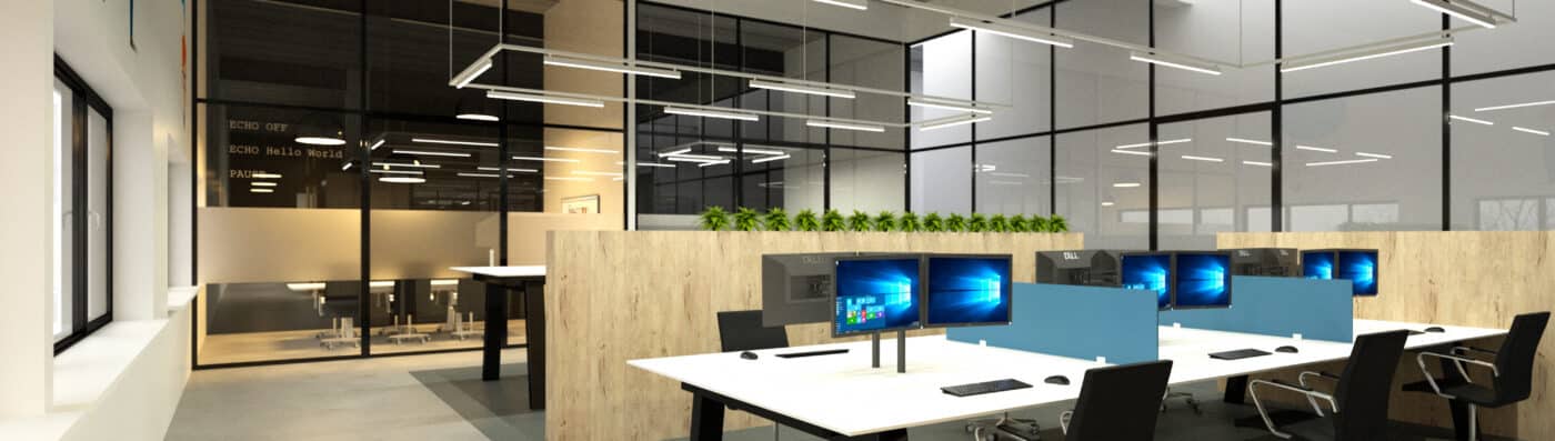 Moderne open kantoorruimte met ergonomische bureaus, glazen wanden en hangende LED-verlichting, interieurontwerp Dynfos Business Solutions.